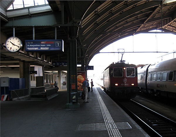 Einfahrt des EC aus Zürich