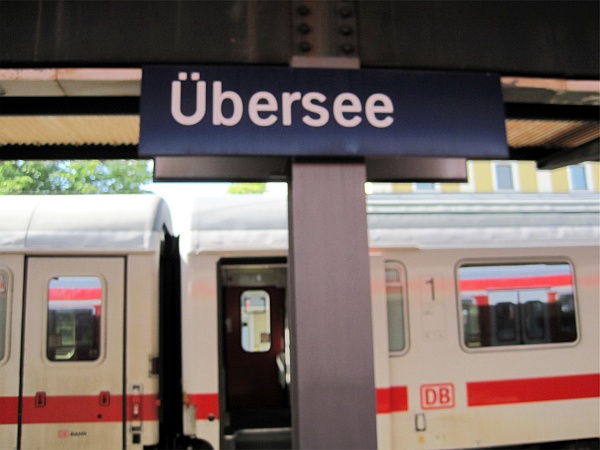 Bahnhofsschild in Übersee