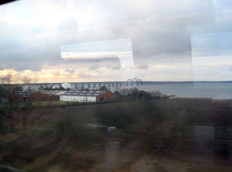 Blick vom Zugfenster auf die Storstrømsbrücke