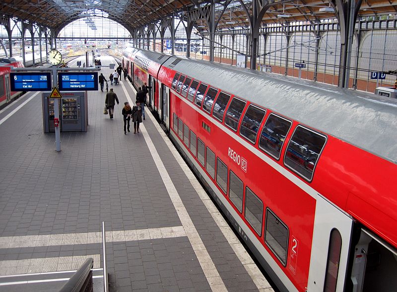 Regional-Express im Hauptbahnhof Lübeck