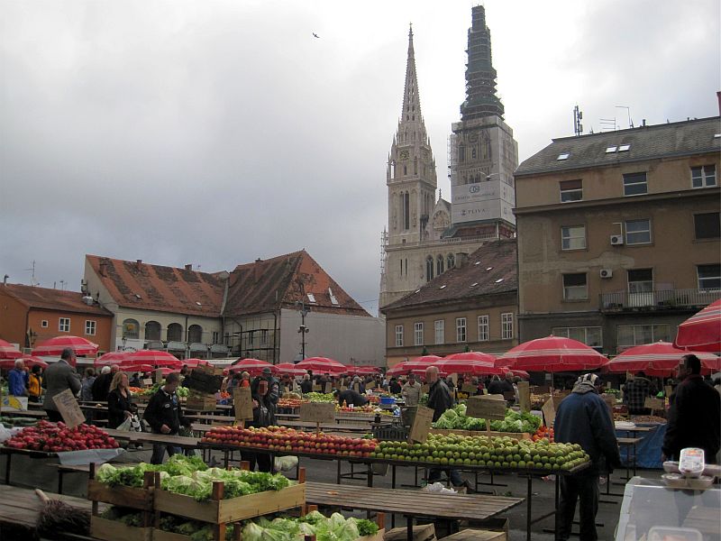 Blick über den Grünmarkt Dolač zur Kathedrale