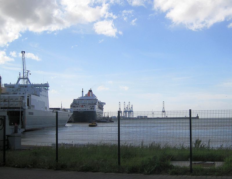Queen Mary 2 in Zeebrügge
