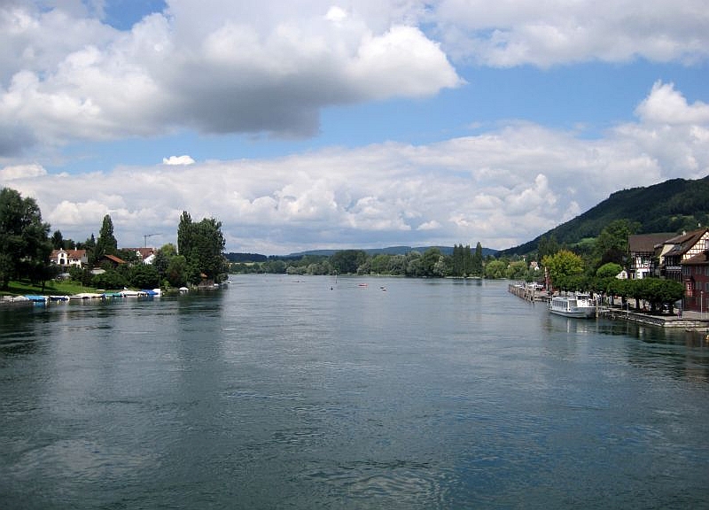 Blick von der Rheinbrücke flussabwärts
