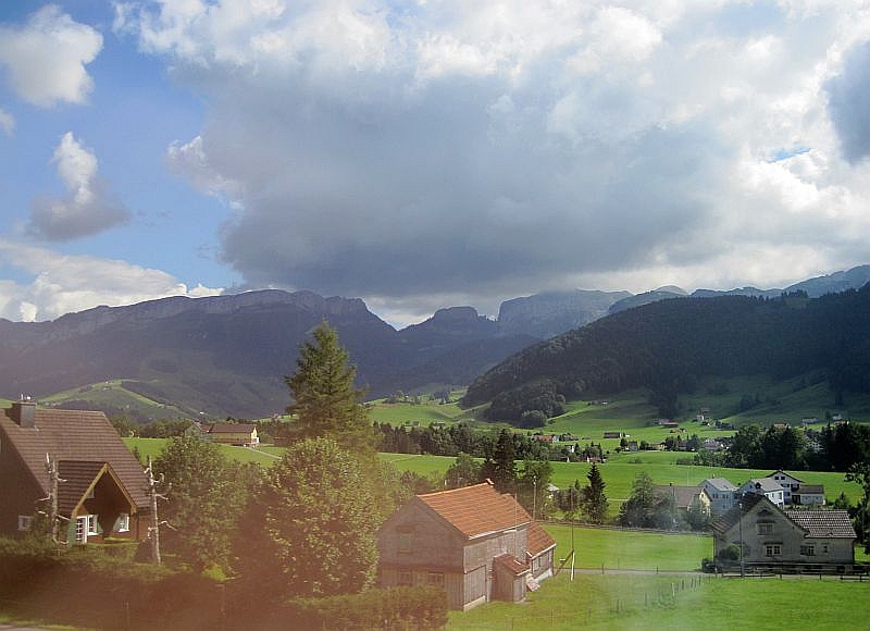 Blick vom Zugfenster auf das Alpsteinmassiv