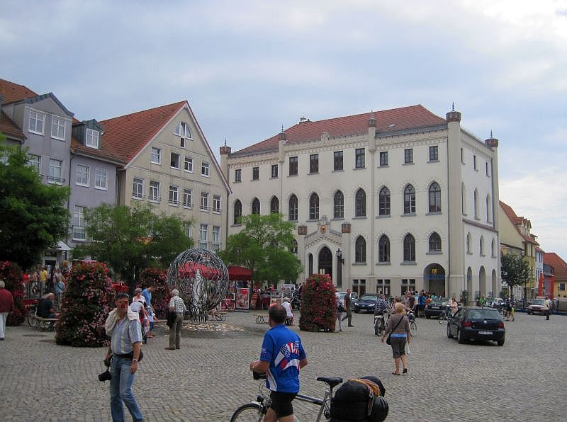 Neuer Markt mit Rathaus von Waren an der Müritz