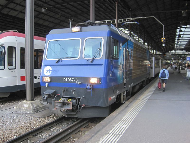 GoldenPass-Zug der Zentralbahn in Luzern
