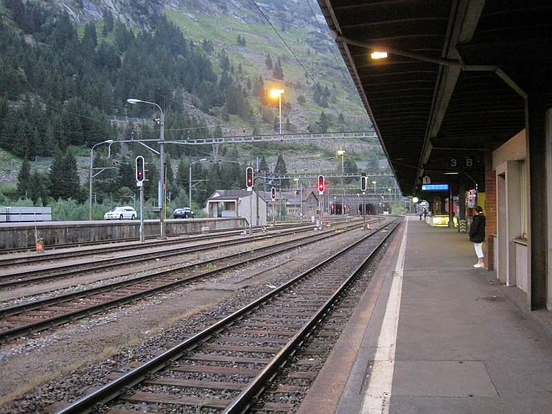 Blick vom Bahnsteig auf das Tunnelportal des Gotthardtunnels in Göschenen
