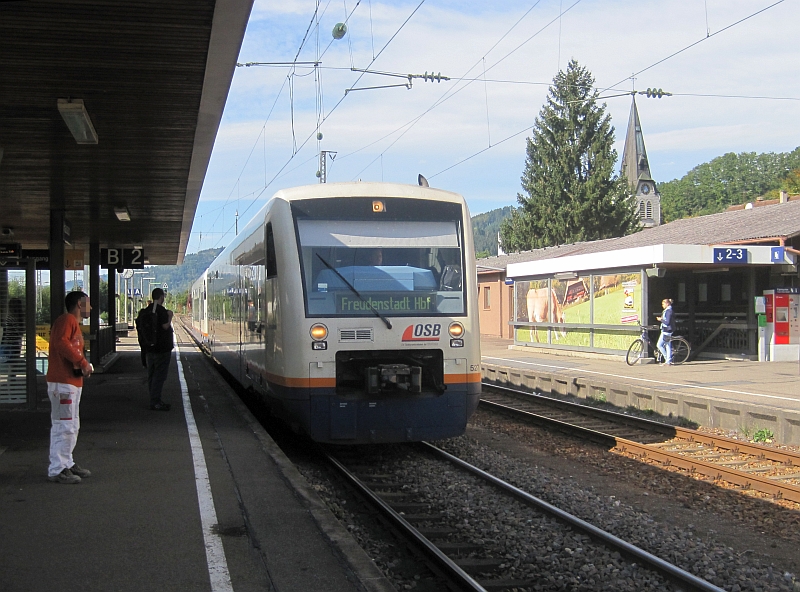 Einfahrt der Ortenau-S-Bahn (OSB) in Hausach