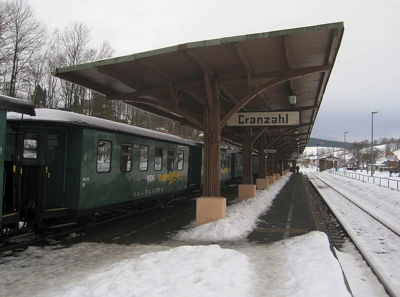 Fichtelbergbahn am Bahnsteig von Cranzahl