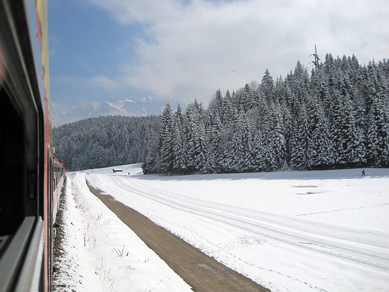 Fahrt durch die Winterlandschaft zwischen Garmisch-Partenkirchen und Klais
