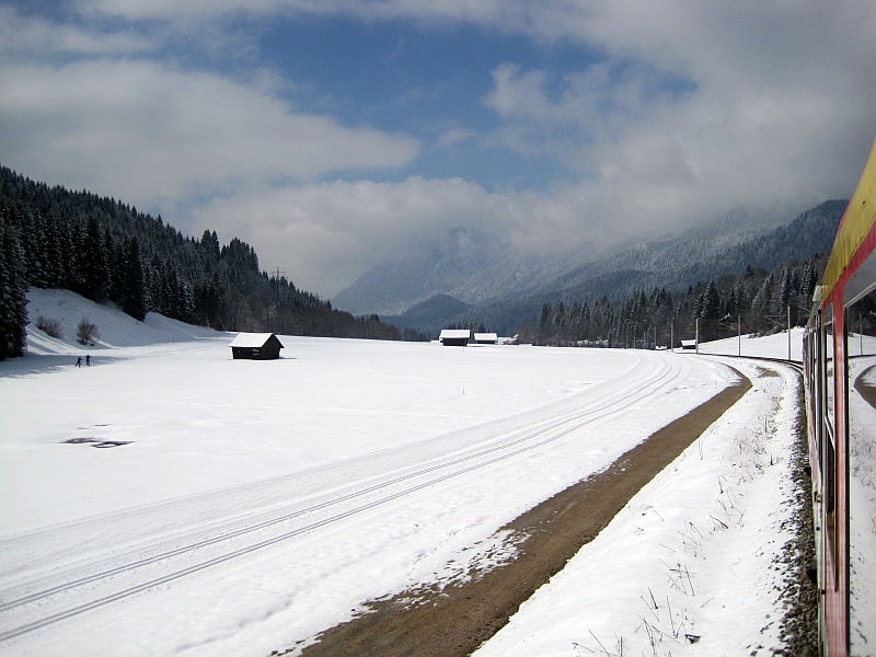 Fahrt durch die Winterlandschaft zwischen Garmisch-Partenkirchen und Klais