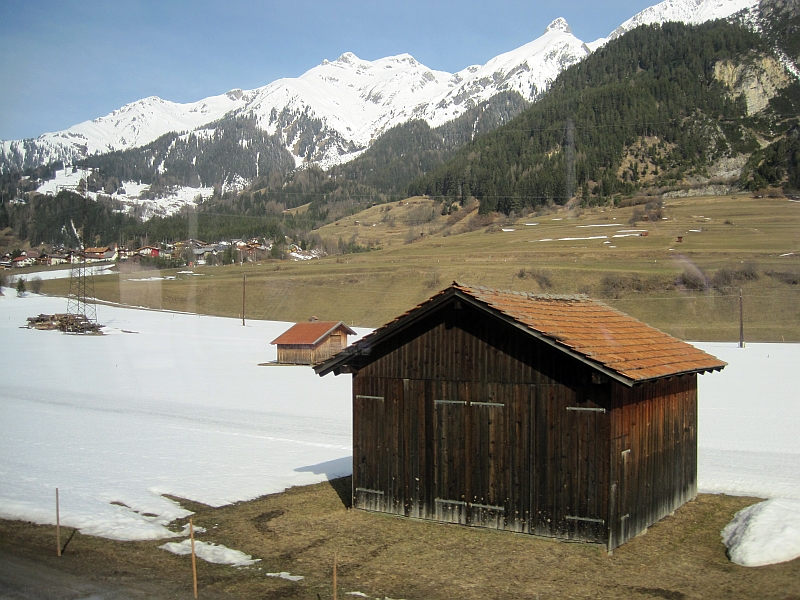 Blick aus dem Zugfenster bei der Fahrt auf der Arlbergstrecke