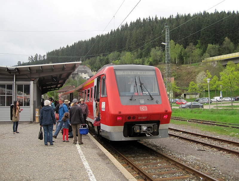 IRE mit Baureihe 611 in Neustadt (Schwarzwald)