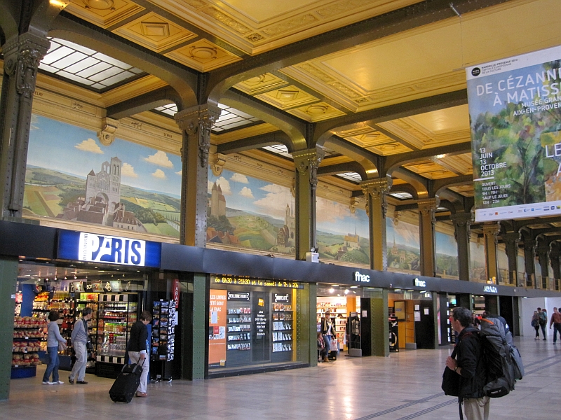 Galerie mit französischen Bauwerken im Bahnhof Gare de Lyon