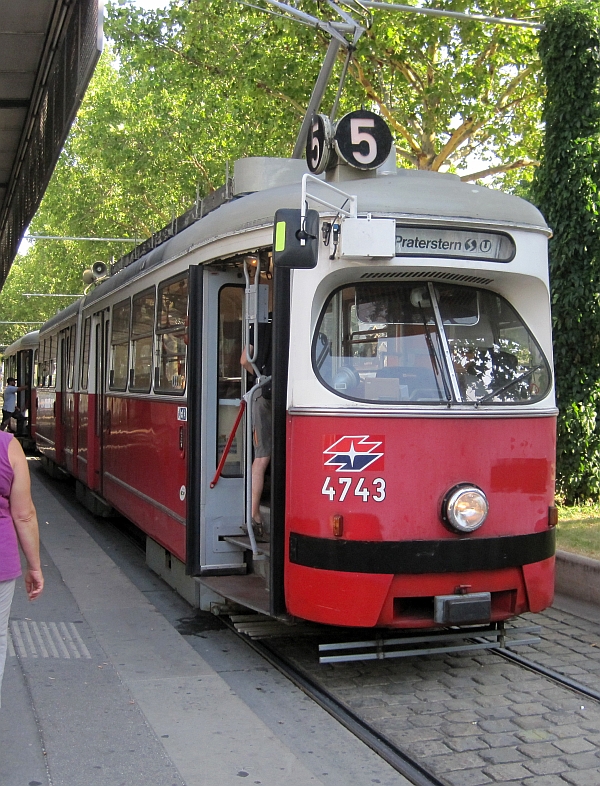 Straßenbahnlinie 5 am Westbahnhof Wien