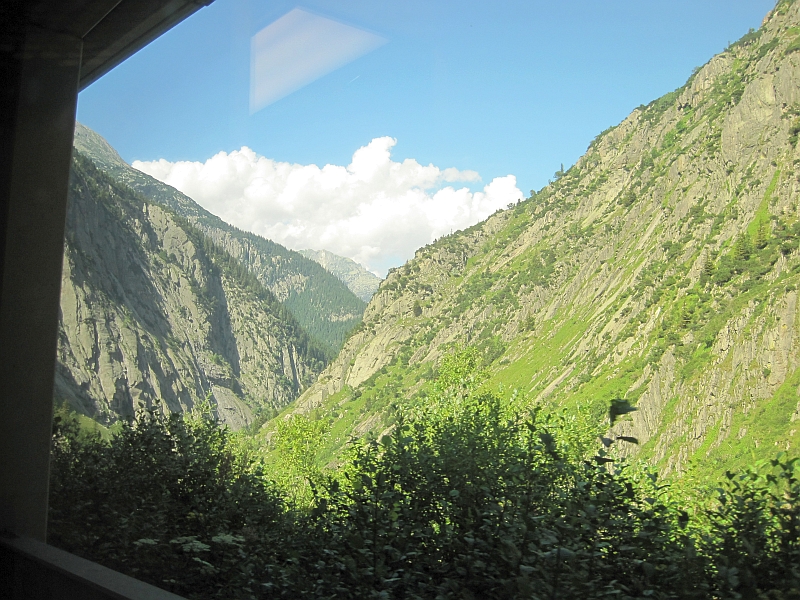 Blick aus dem Zugfenster auf der Schöllenenbahn