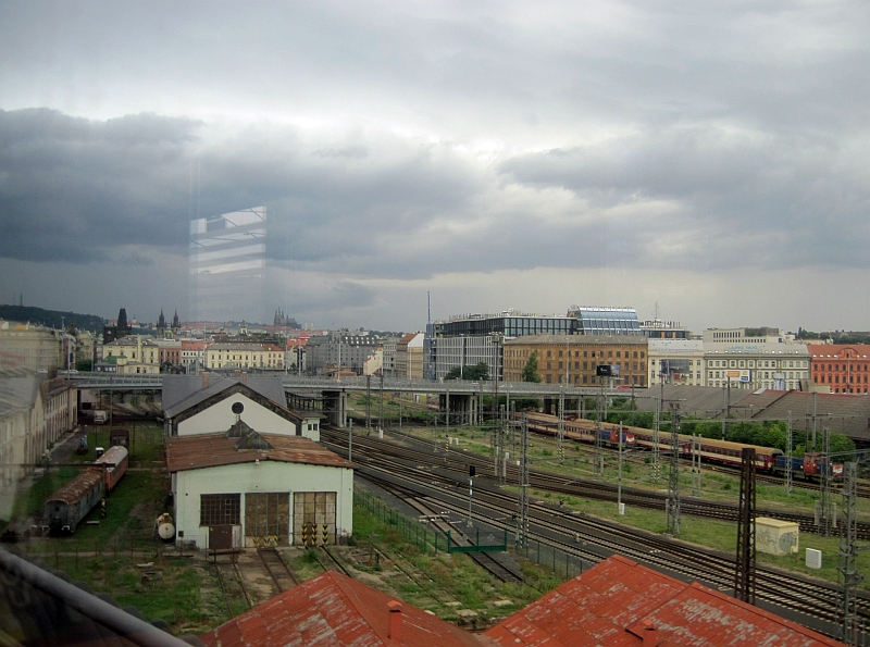 Blick aus dem Zugfenster bei der Fahrt durch Prag