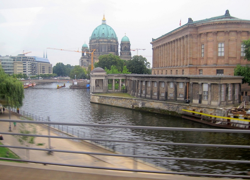 Fahrt im EC 'Vindobona' über die Museumsinsel Berlin