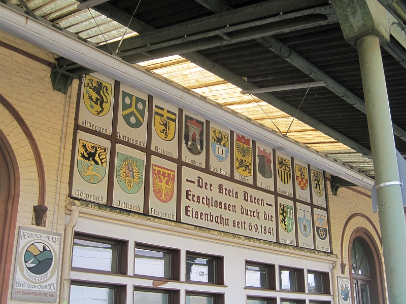Schild zur Geschichte des Bahnhofs Düren