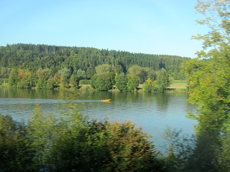 Zugfahrt entlang der Donau