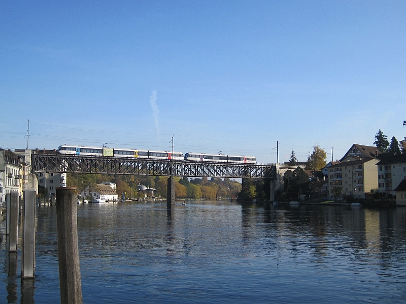 Thurbo-Zug auf der Rheinbrücke Feuerthalen