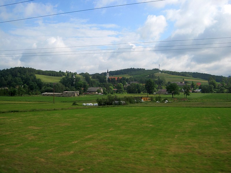 Blick aus dem Zugfenster bei der Fahrt durch Niederschlesien