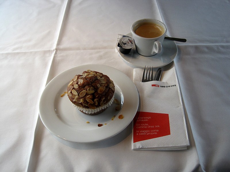 Kaffee und Muffin im SBB-Bordrestaurant