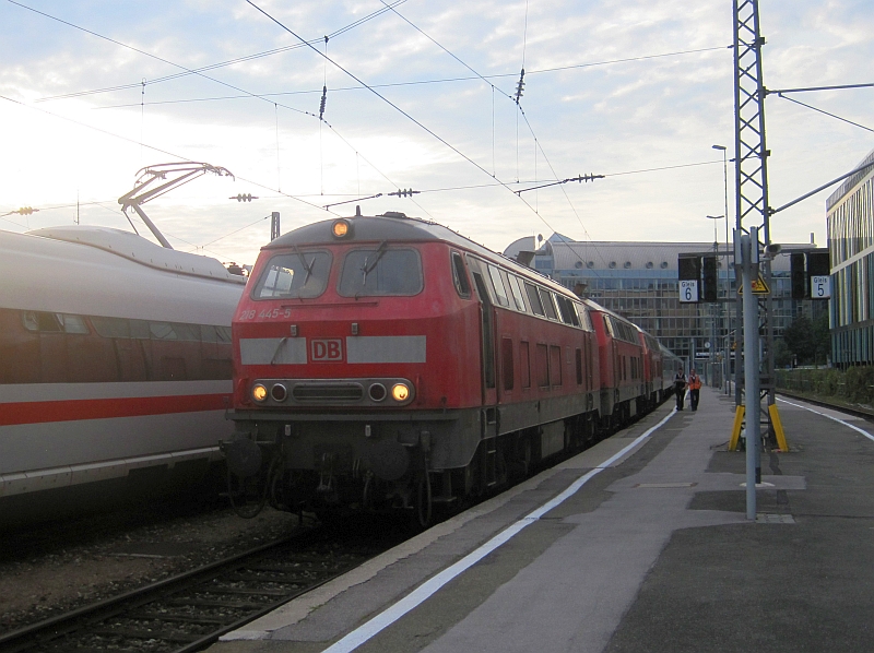 Diesellokomotiven der Baureihe 218 vor dem IC 'Rottaler Land'