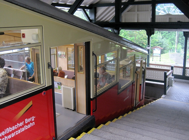 Bergbahn-Personenwagen in der Talstation der Oberweißbacher Bergbahn