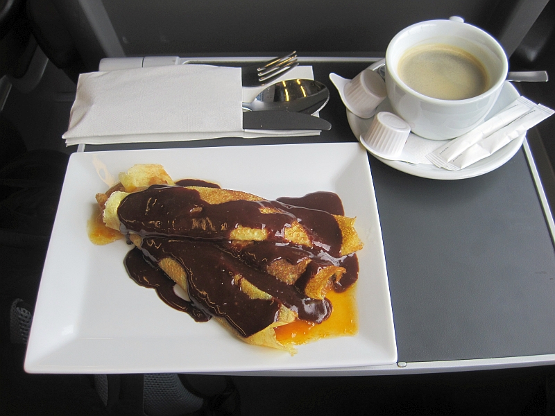 Marillenpalatschinken mit warmer Schokoladensauce im Railjet