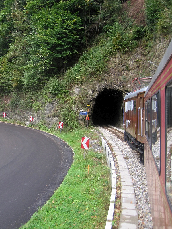 Einfahrt in einen Tunnel auf der Talstrecke der Mariazellerbahn