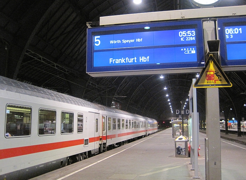 IC 2284 im Hauptbahnhof Karlsruhe