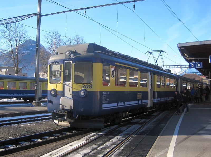Triebwagen ABeh 4/4 I der Berner Oberland-Bahn (BOB) in Interlaken Ost