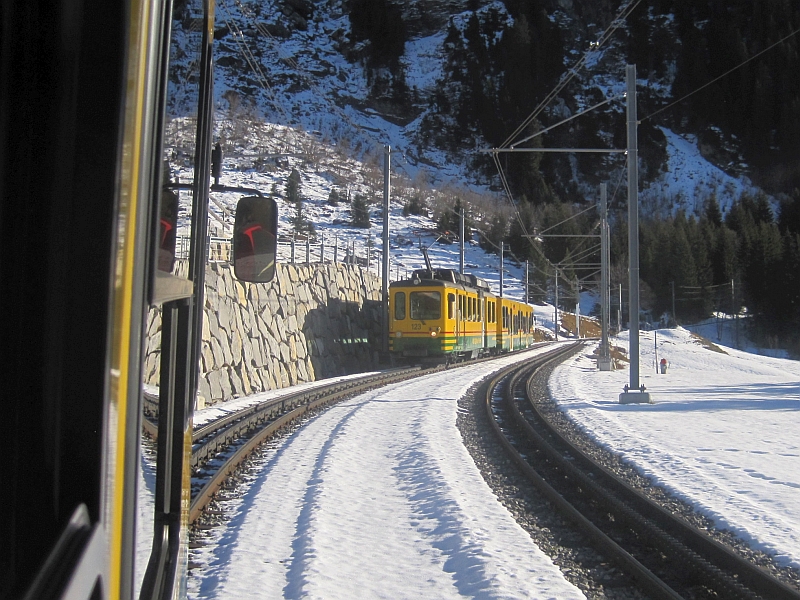 Bergfahrt der Wengernalpbahn im Folgezugbetrieb