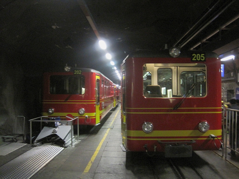 Züge in der Station Jungfraujoch
