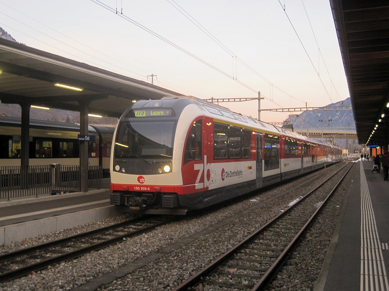 ADLER-Zug der Zentralbahn in Interlaken Ost