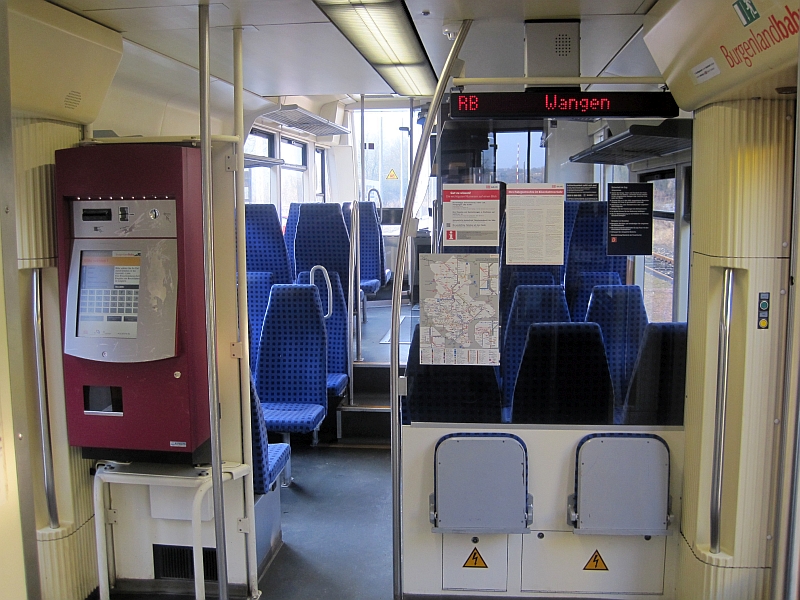 Innenraum mit Fahrkartenautomat BR 672