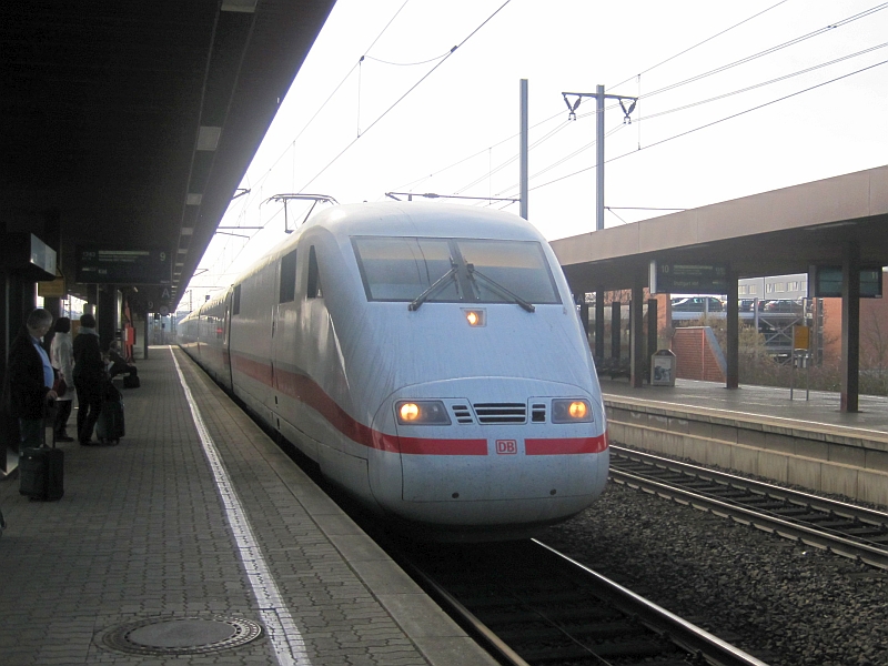 Einfahrt eines ICE 1 in den Bahnhof Göttingen