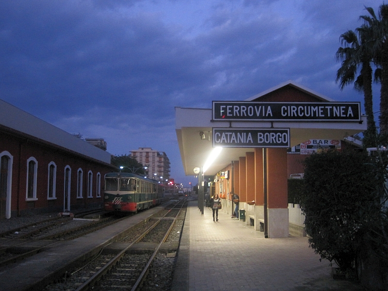 Triebwagen nach der Ankunft in der Endstation Catania-Borgo