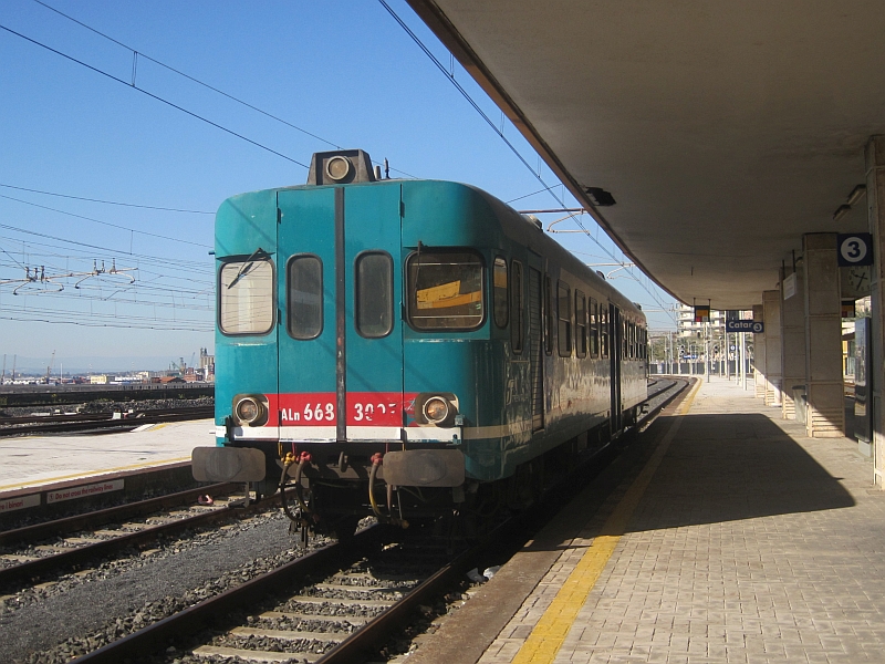 Dieseltriebwagen vom Typ Aln 668 im Bahnhof Catania