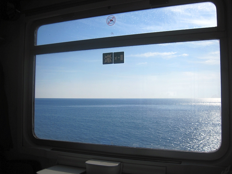 Blick durch das Zugfenster auf das Meer