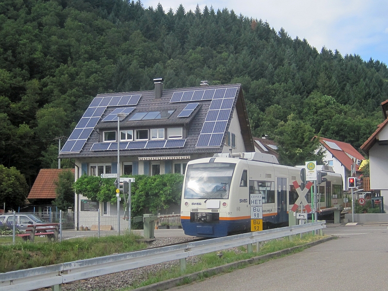 Der Zug verlässt Oberharmersbach durch die enge Ortsdurchfahrt auf dem Weg nach Riersbach