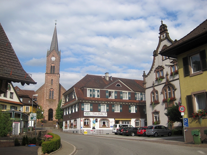 Ortsmitte von Oberharmersbach mit Rathaus und Pfarrkirche St. Gallus