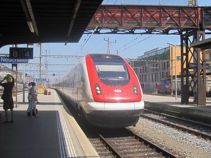 Einfahrt des ICN nach Genf in den Bahnhof Neuchâtel