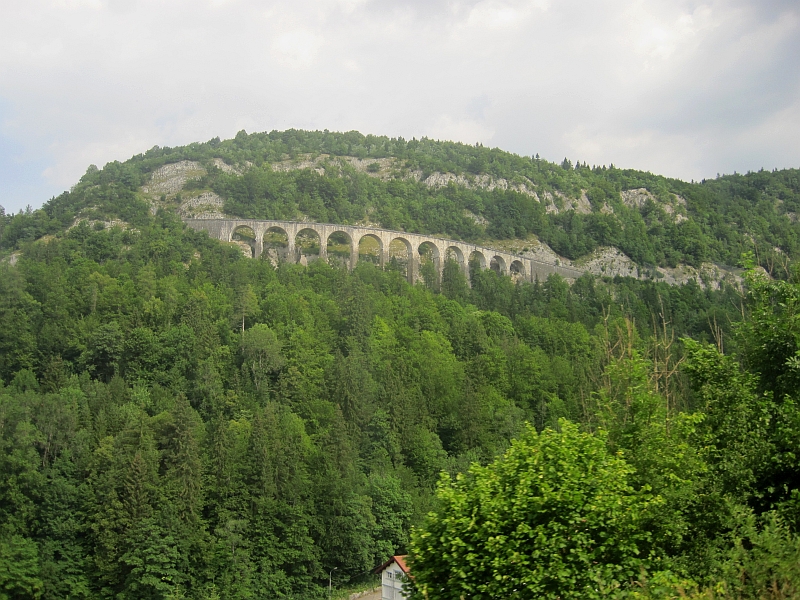 Viadukt am gegenüberliegenden Berghang