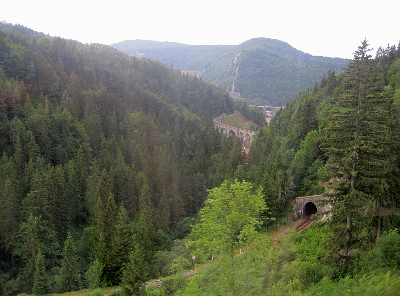 Blick vom Zugfenster auf Tunnel und Viadukte der Schwalbenlinie