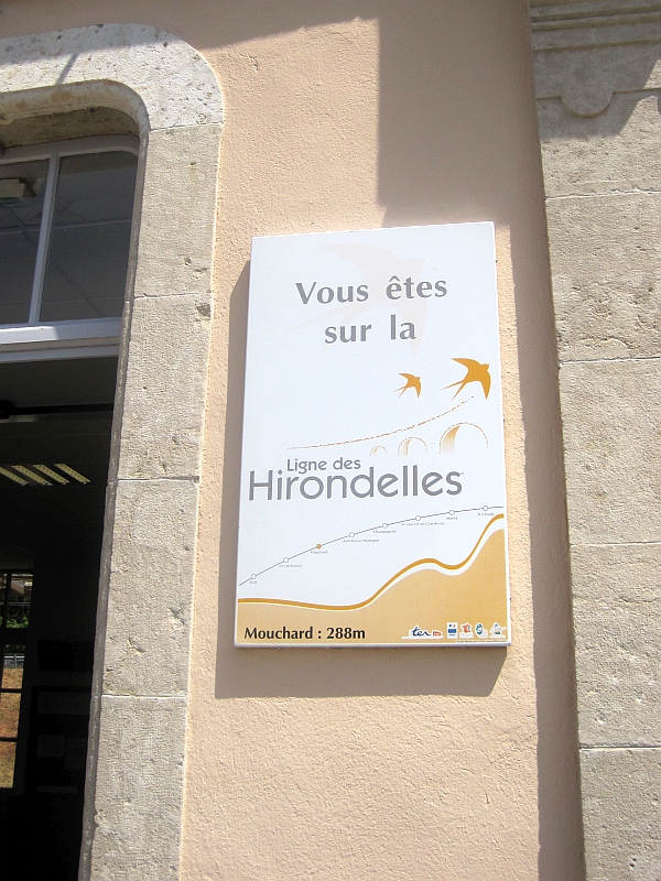 Tafel zur 'Ligne des Hirondelles' am Bahnhofsgebäude von Mouchard