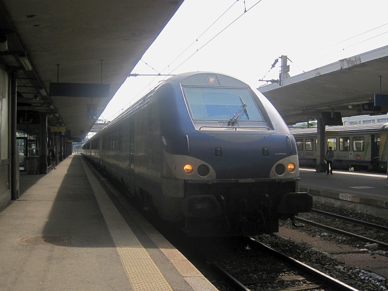 TER200-Wagenzug bei der Einfahrt in den Bahnhof Mulhouse