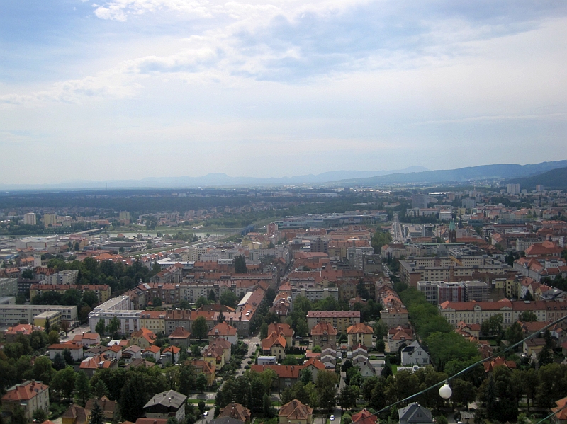 Blick über Maribor, links der Bildmitte die Eisenbahnbrücke über die Drau