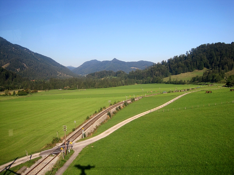 Blick von der Seilbahn auf die Bahnstrecke nach Schliersee